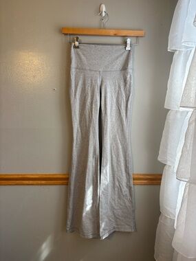 TNA Aritzia Gray Flare leggings Yoga Pants hi rise Small